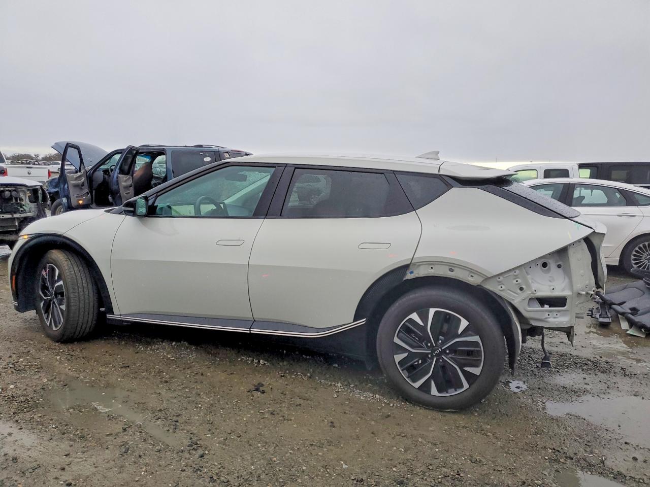 2022 KIA EV6 LIGHT photo 2