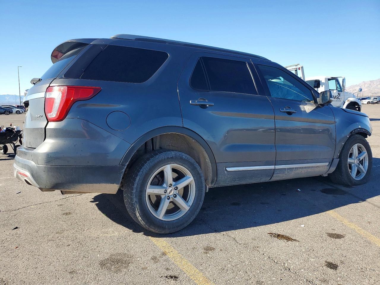 2017 FORD EXPLORER XLT photo 3