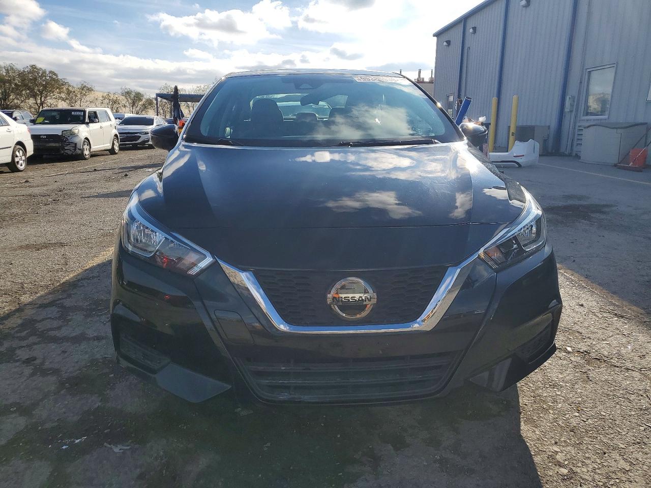 2021 NISSAN VERSA SV photo 5