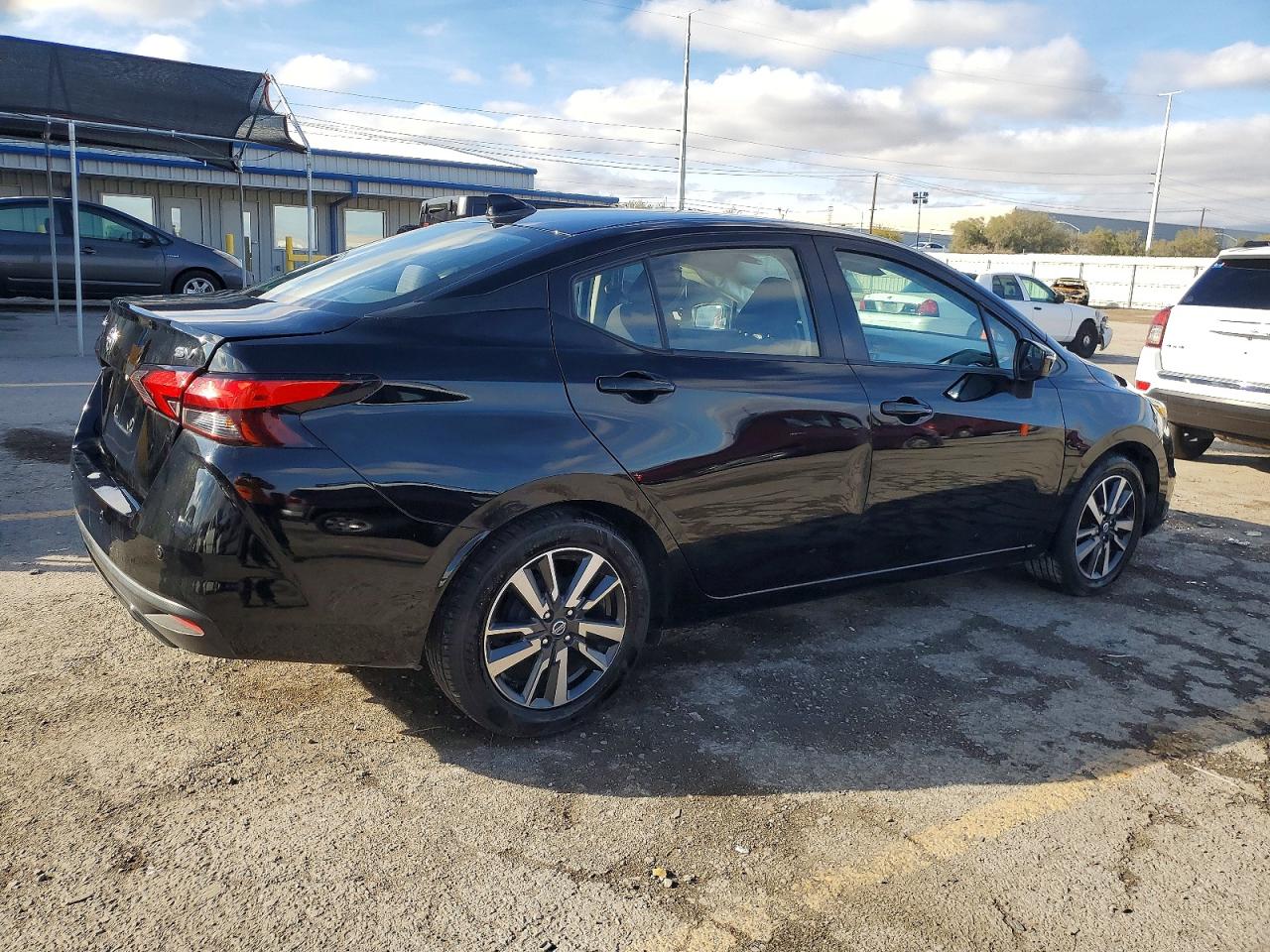 2021 NISSAN VERSA SV photo 3