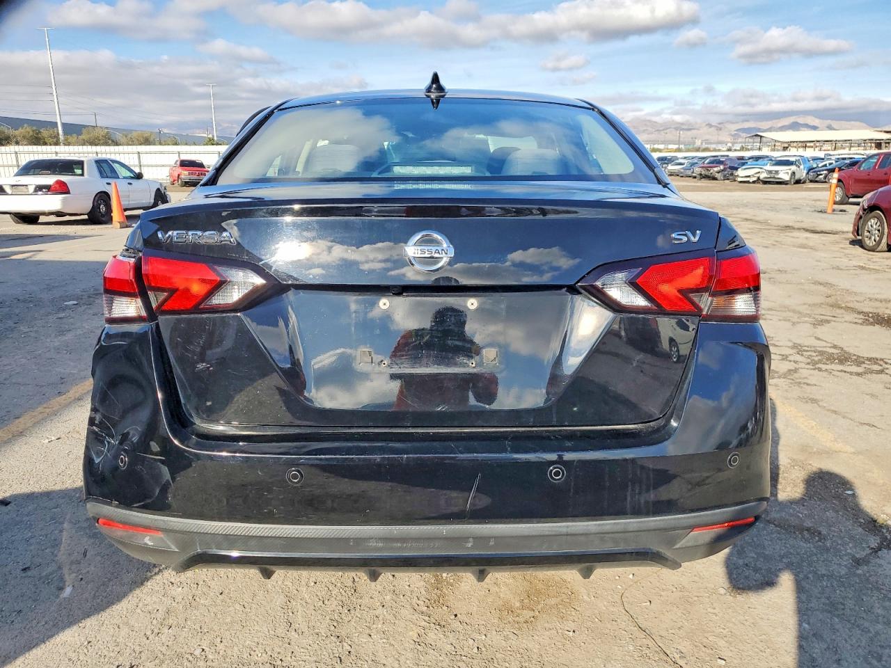 2021 NISSAN VERSA SV photo 6