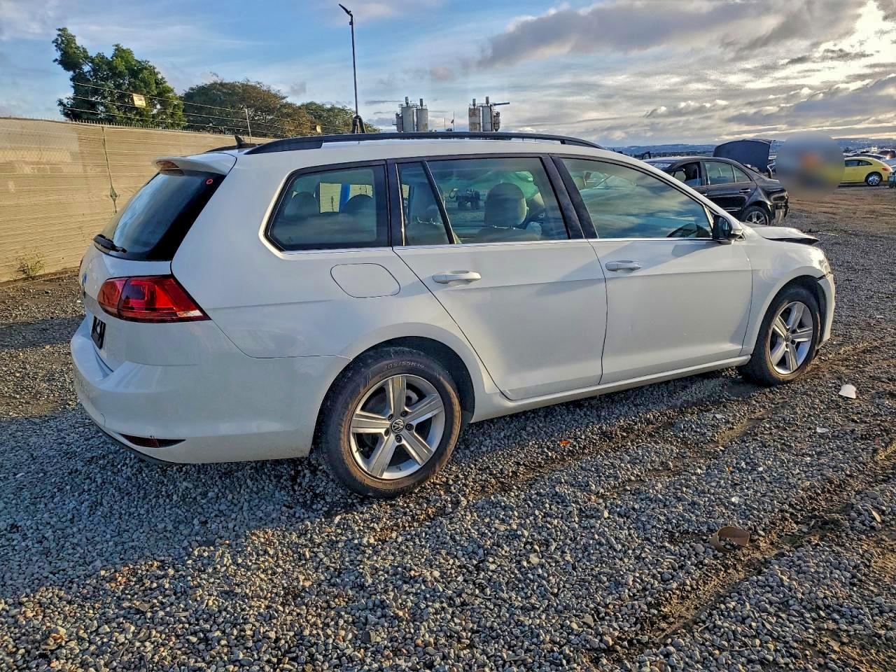 2015 VOLKSWAGEN GOLF SPORTWAGEN TDI S photo 3