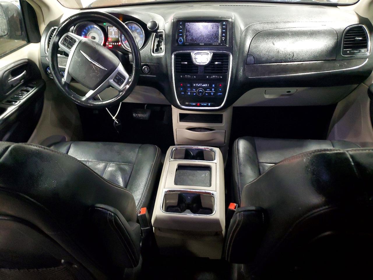 2013 CHRYSLER TOWN & COUNTRY TOURING L photo 8