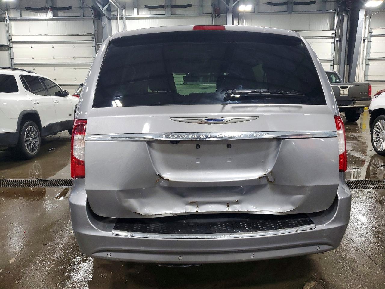 2013 CHRYSLER TOWN & COUNTRY TOURING L photo 6