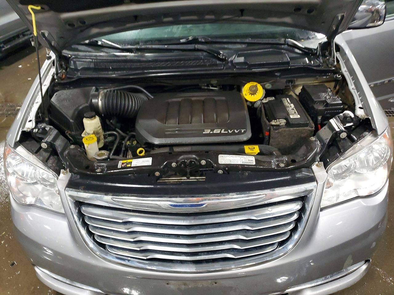 2013 CHRYSLER TOWN & COUNTRY TOURING L photo 12