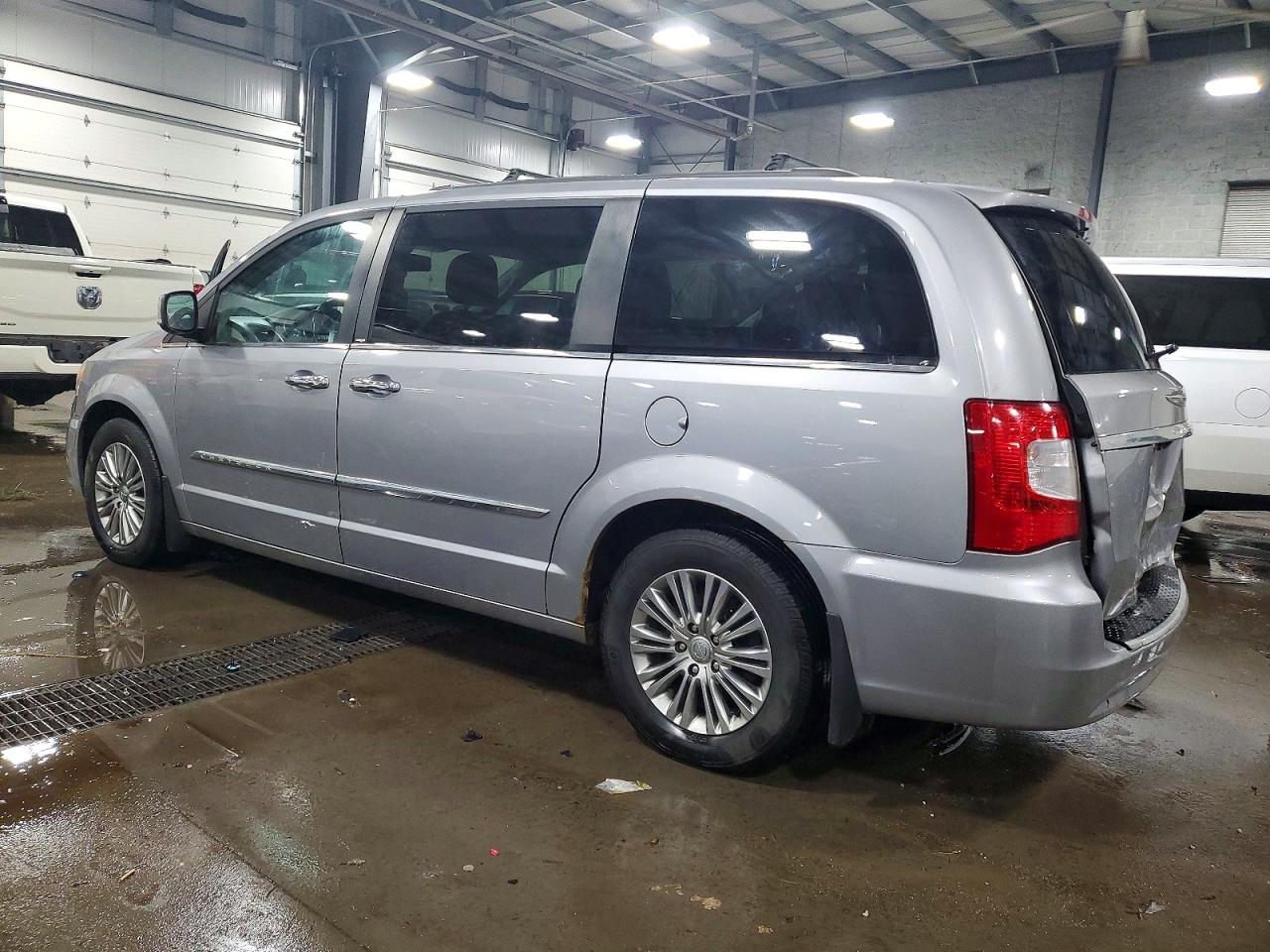 2013 CHRYSLER TOWN & COUNTRY TOURING L photo 2