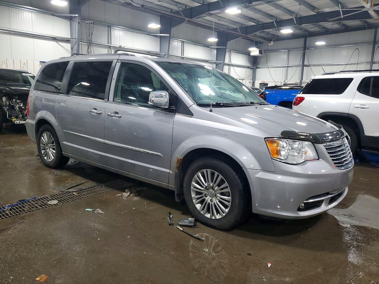 2013 CHRYSLER TOWN & COUNTRY TOURING L photo 4