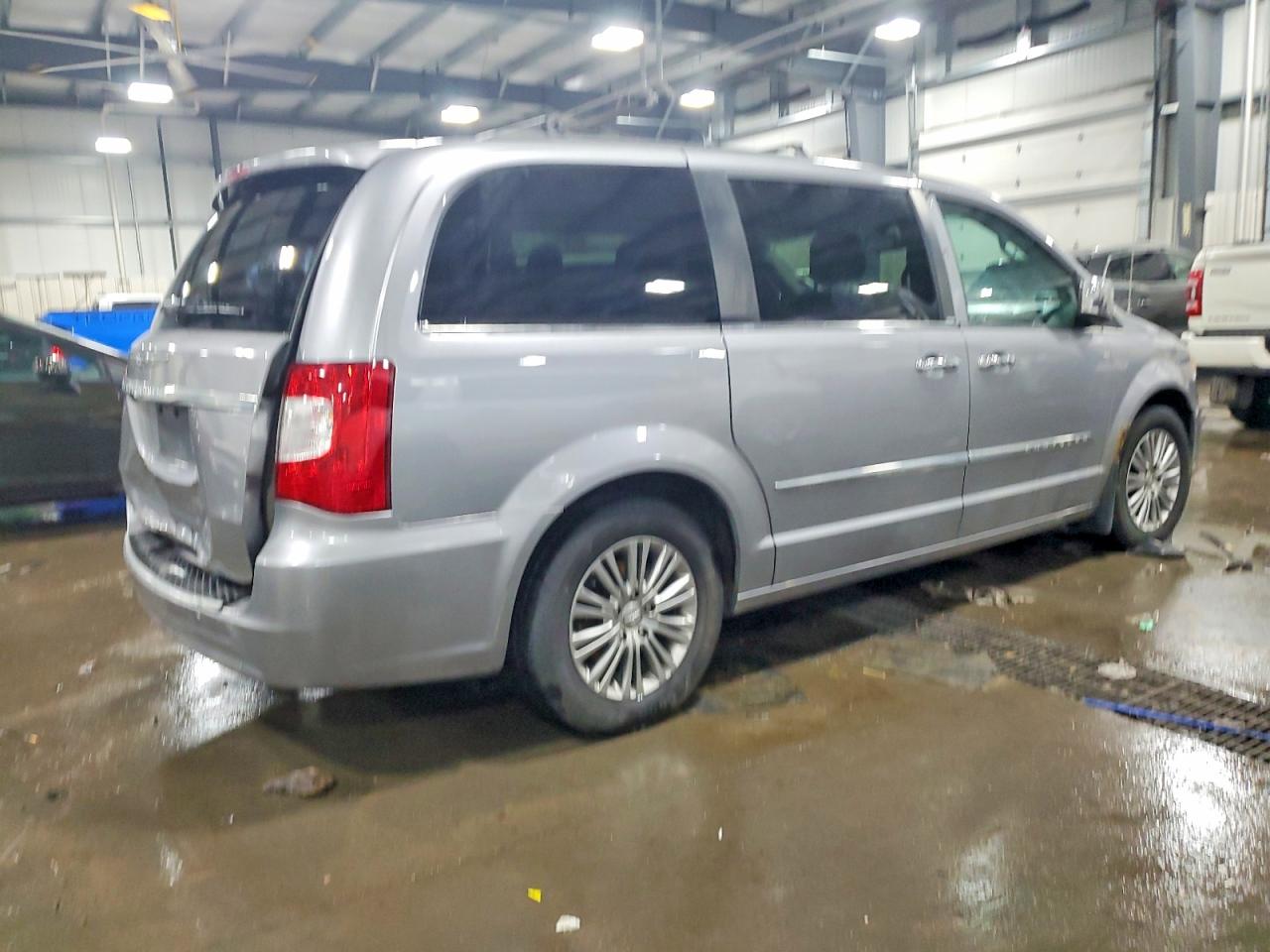 2013 CHRYSLER TOWN & COUNTRY TOURING L photo 3