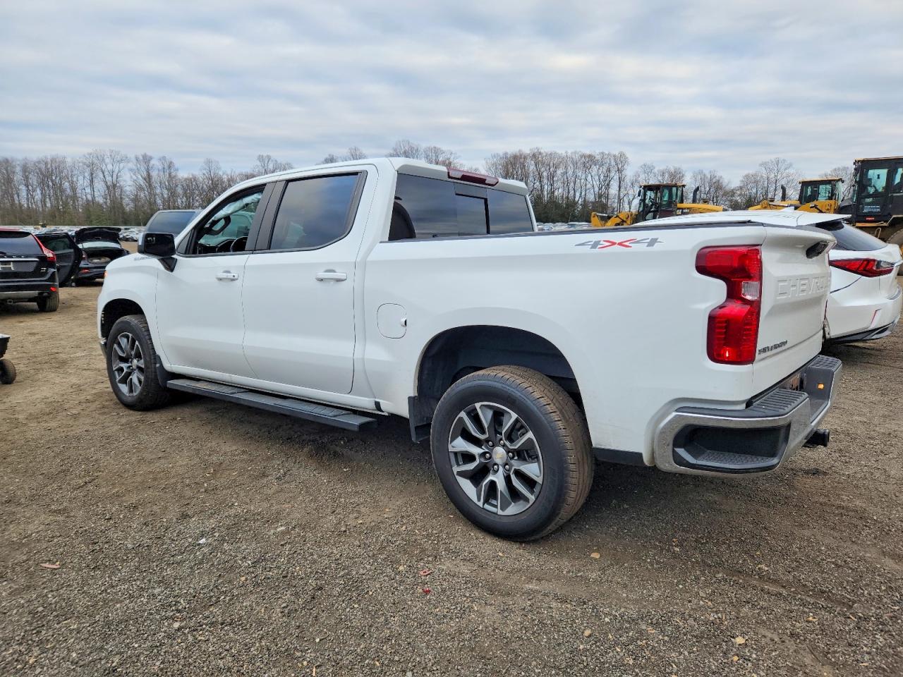 2024 CHEVROLET SILVERADO K1500 LT photo 2