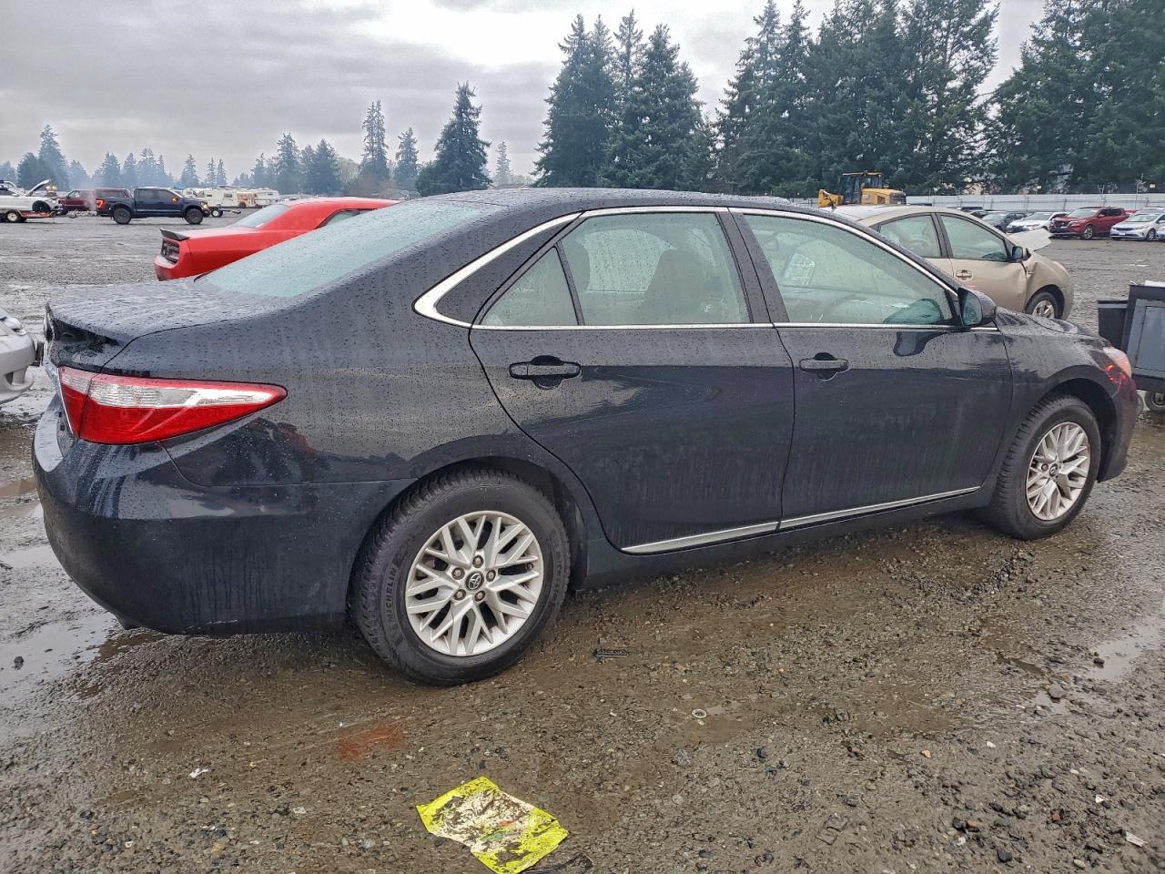 2017 TOYOTA CAMRY LE photo 3