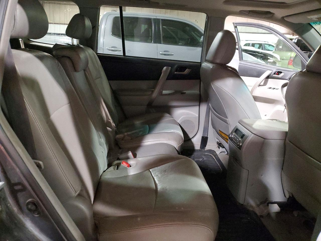 2010 TOYOTA HIGHLANDER SE photo 11