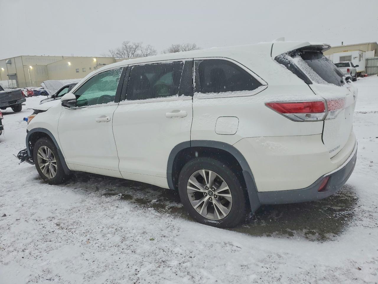 2016 TOYOTA HIGHLANDER LE photo 2