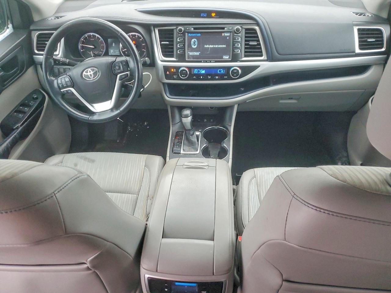 2016 TOYOTA HIGHLANDER LE photo 8
