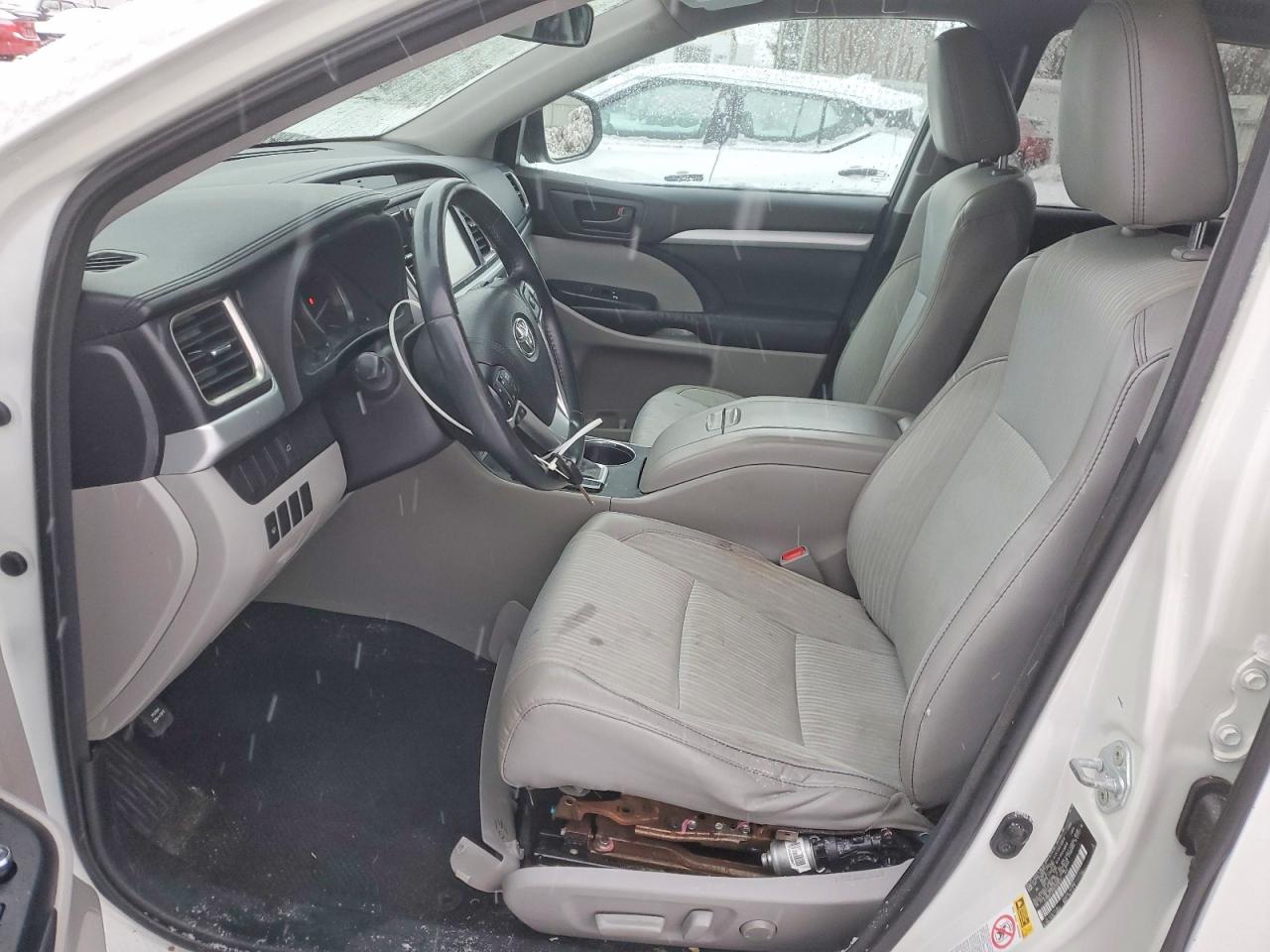 2016 TOYOTA HIGHLANDER LE photo 7