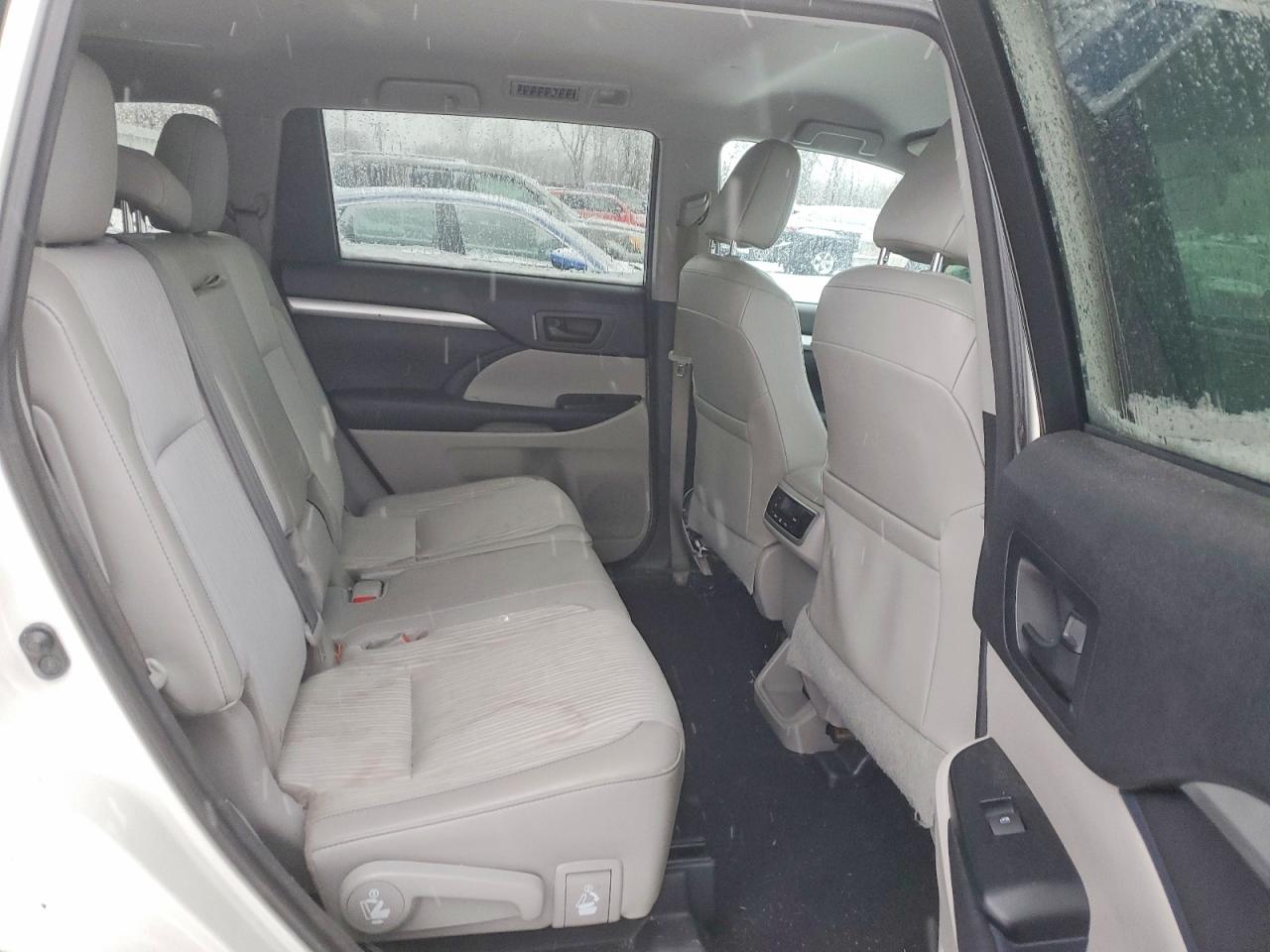 2016 TOYOTA HIGHLANDER LE photo 11