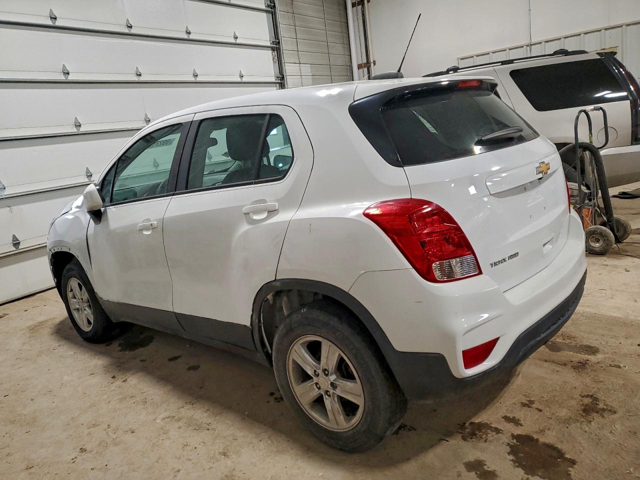 2017 CHEVROLET TRAX LS photo 2