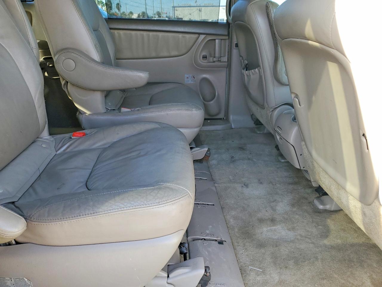 2007 TOYOTA SIENNA XLE photo 11