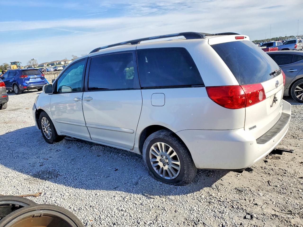 2007 TOYOTA SIENNA XLE photo 2