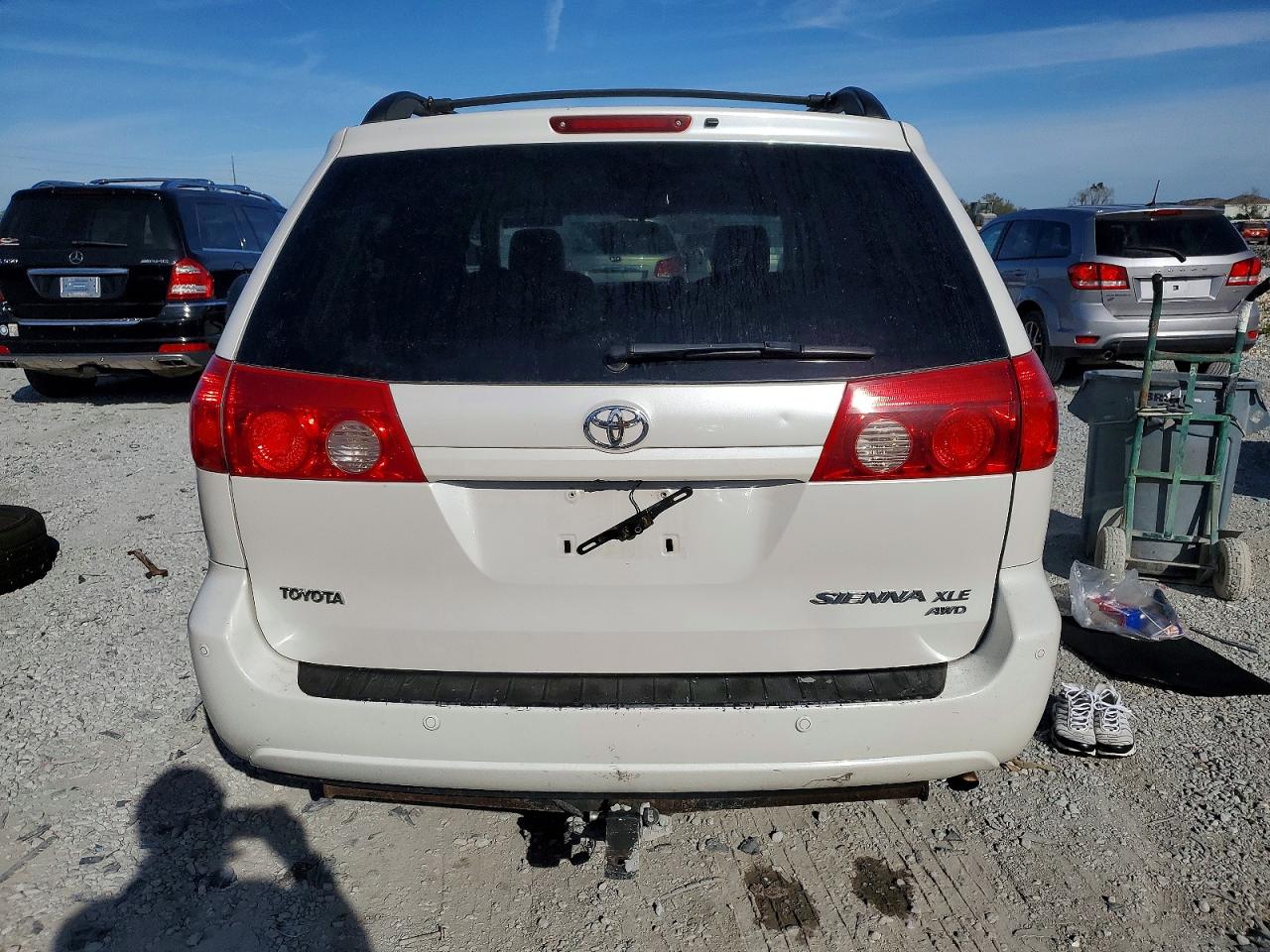 2007 TOYOTA SIENNA XLE photo 6
