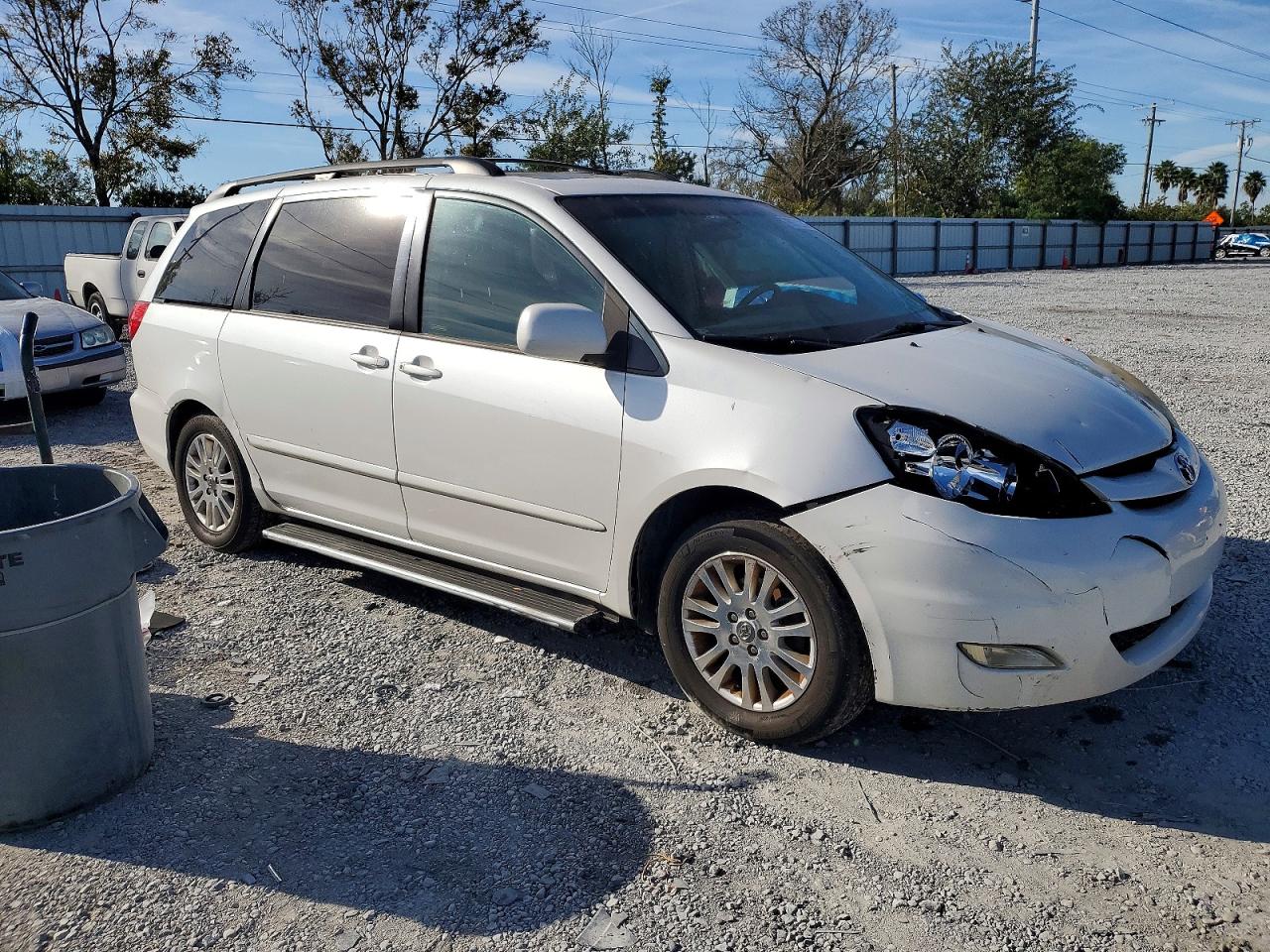 2007 TOYOTA SIENNA XLE photo 4