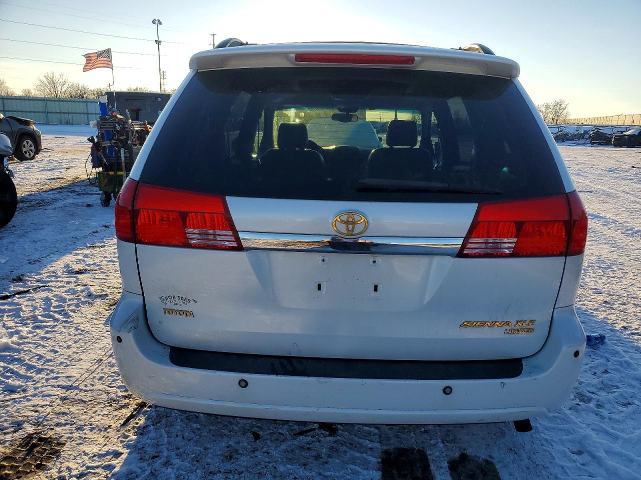 2004 TOYOTA SIENNA XLE photo 6