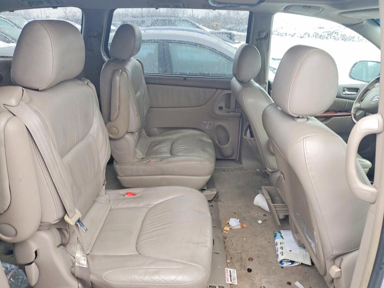 2004 TOYOTA SIENNA XLE photo 11