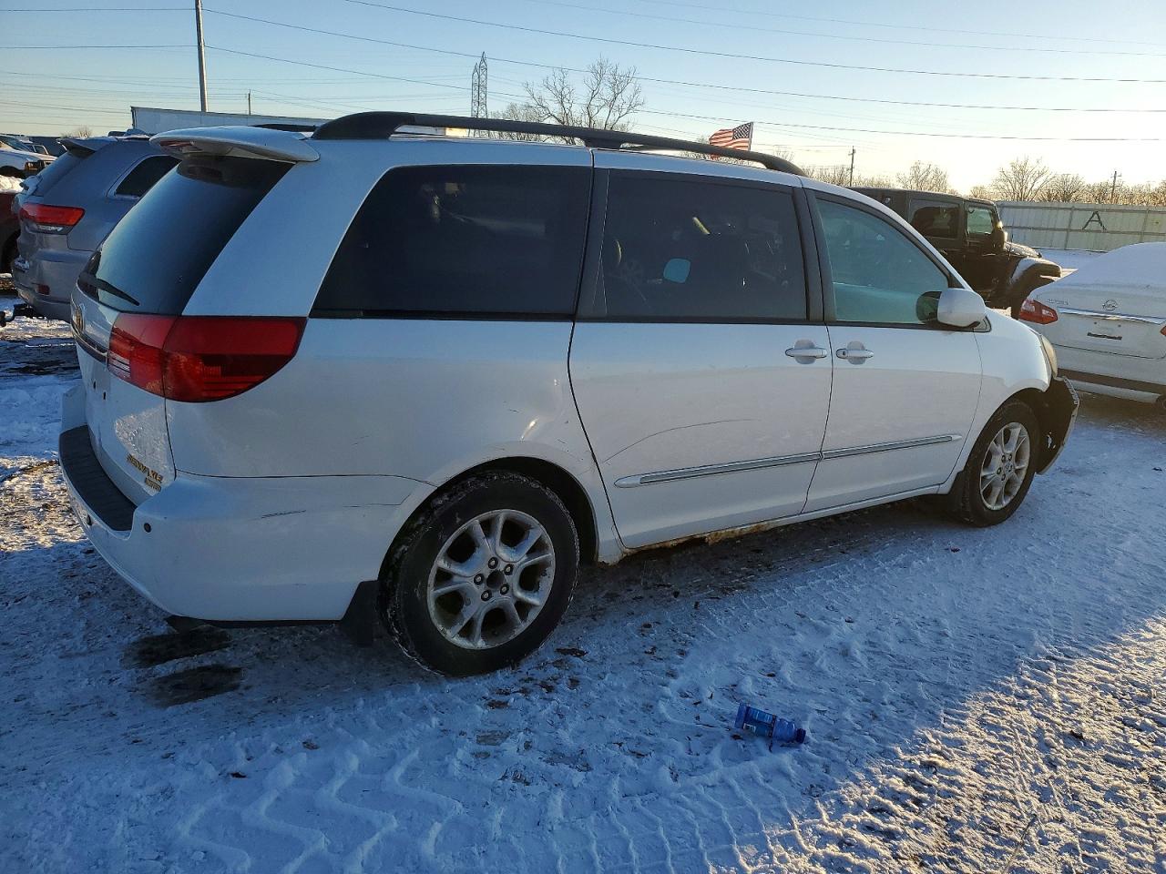 2004 TOYOTA SIENNA XLE photo 3