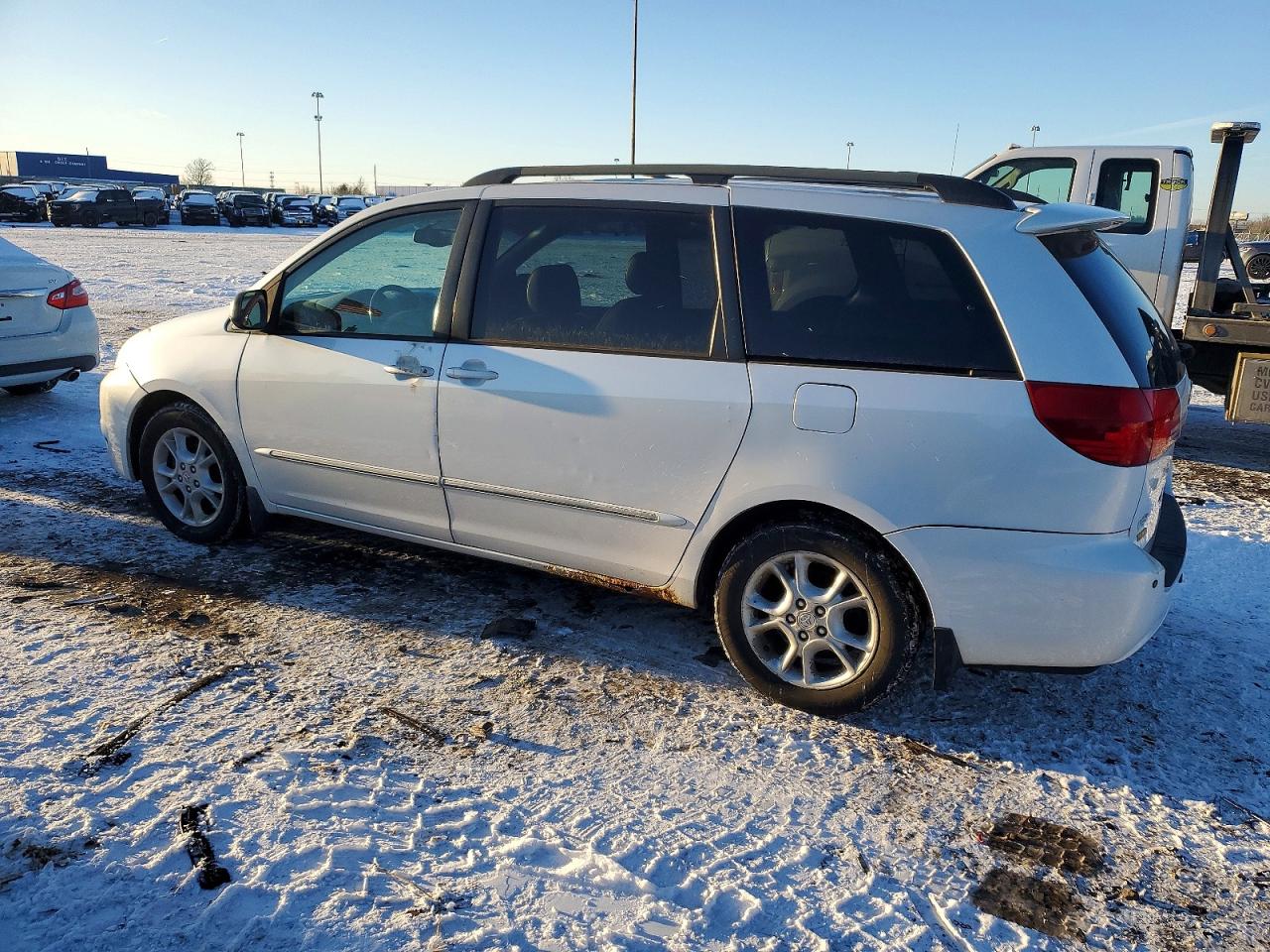 2004 TOYOTA SIENNA XLE photo 2