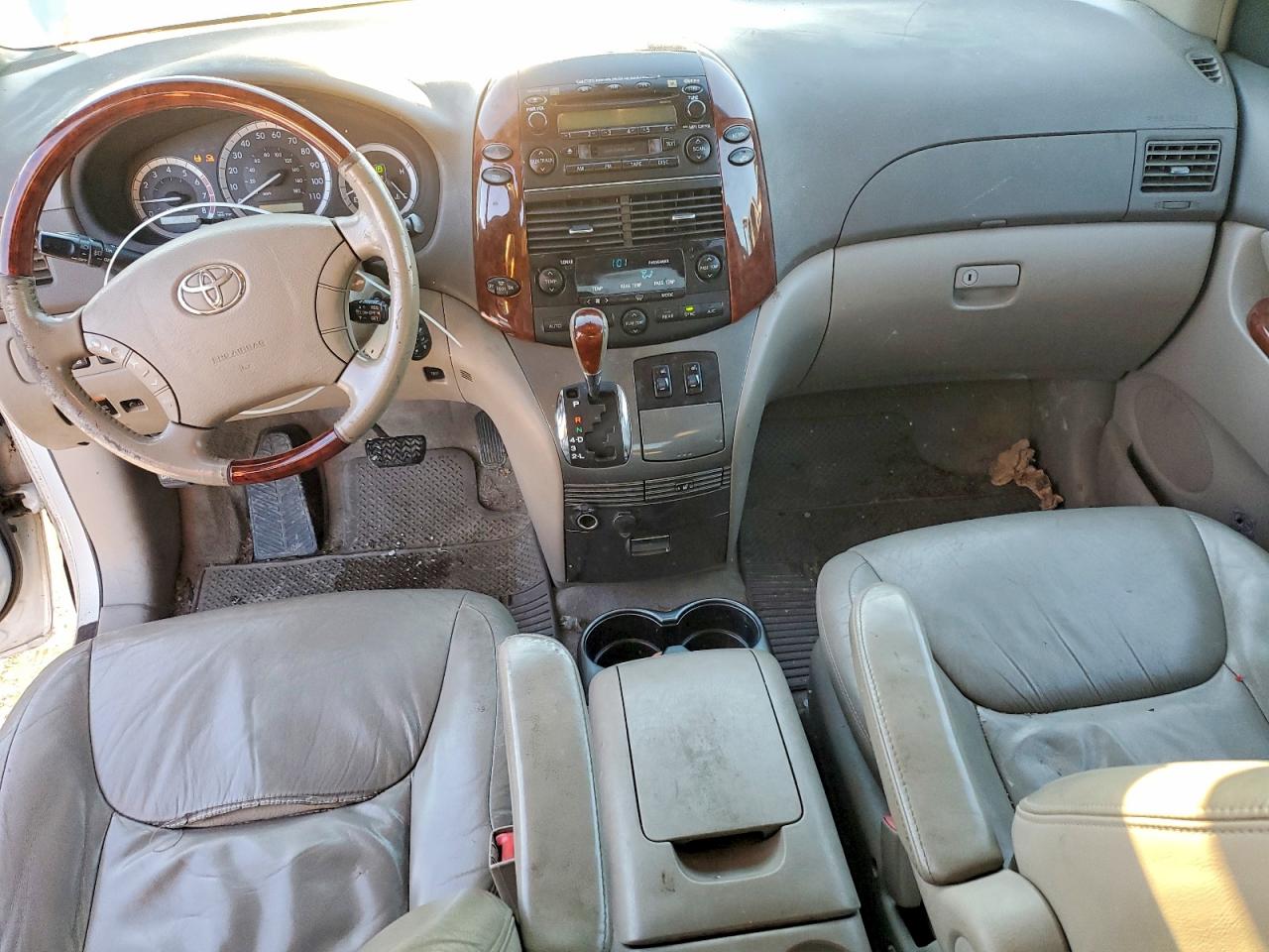 2004 TOYOTA SIENNA XLE photo 8