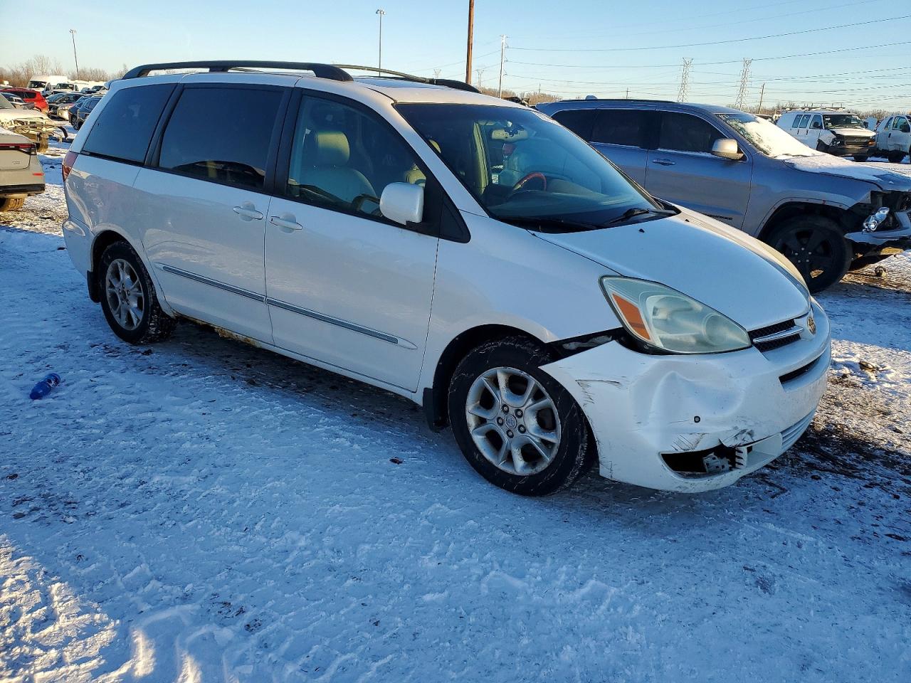 2004 TOYOTA SIENNA XLE photo 4