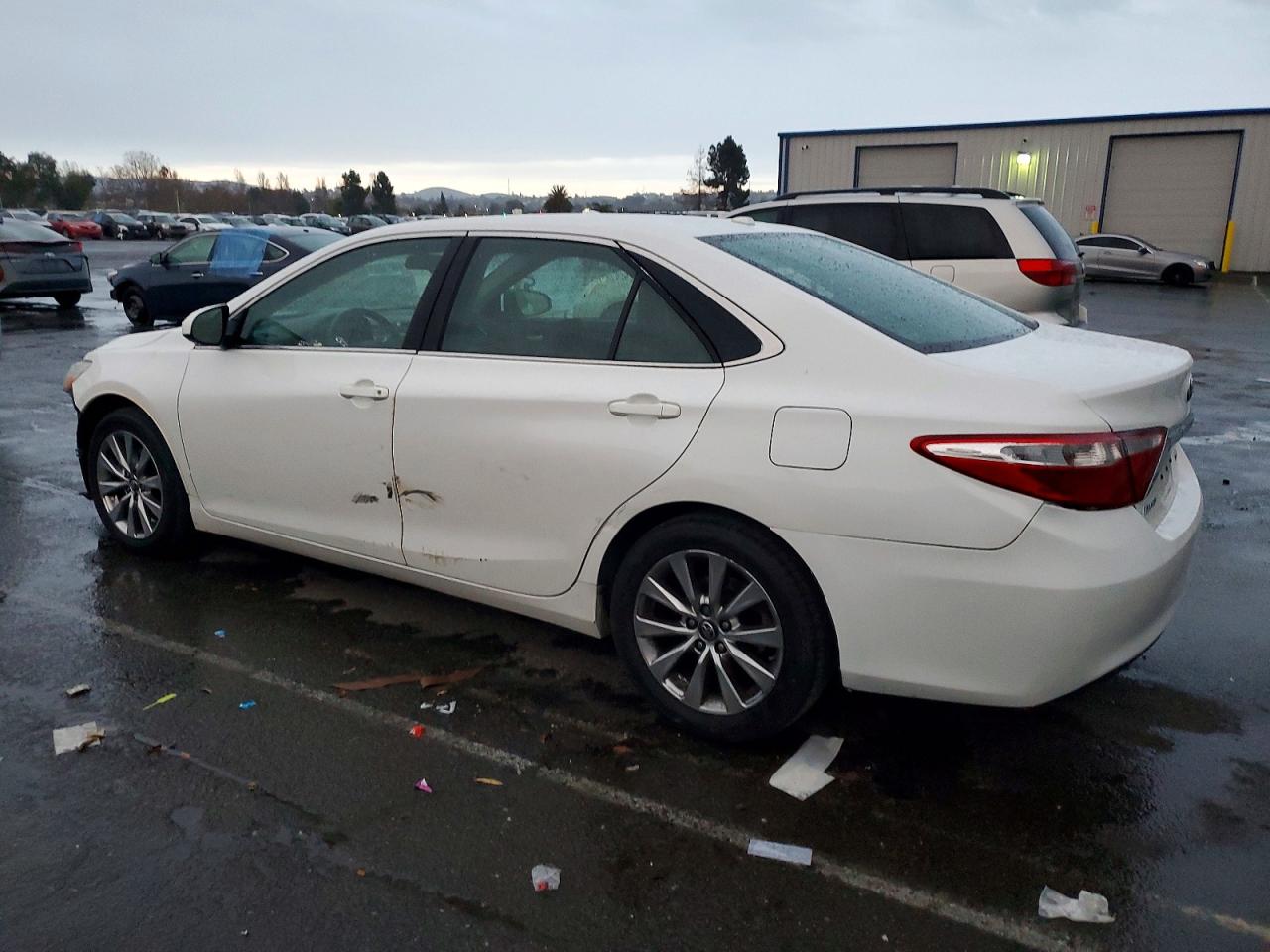 2017 TOYOTA CAMRY LE photo 2