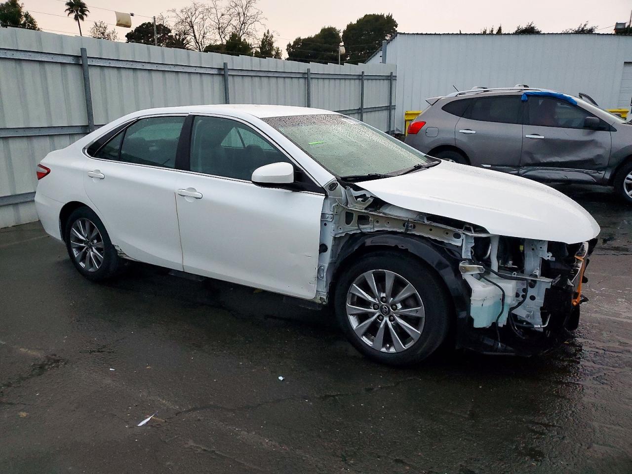 2017 TOYOTA CAMRY LE photo 4
