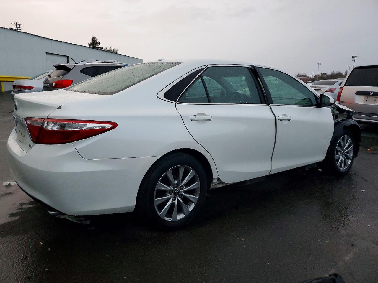 2017 TOYOTA CAMRY LE photo 3