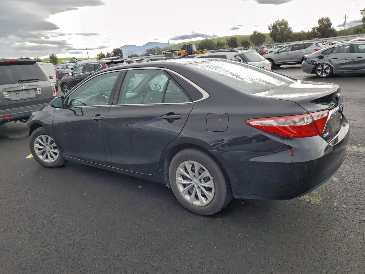 2015 TOYOTA CAMRY LE photo 2