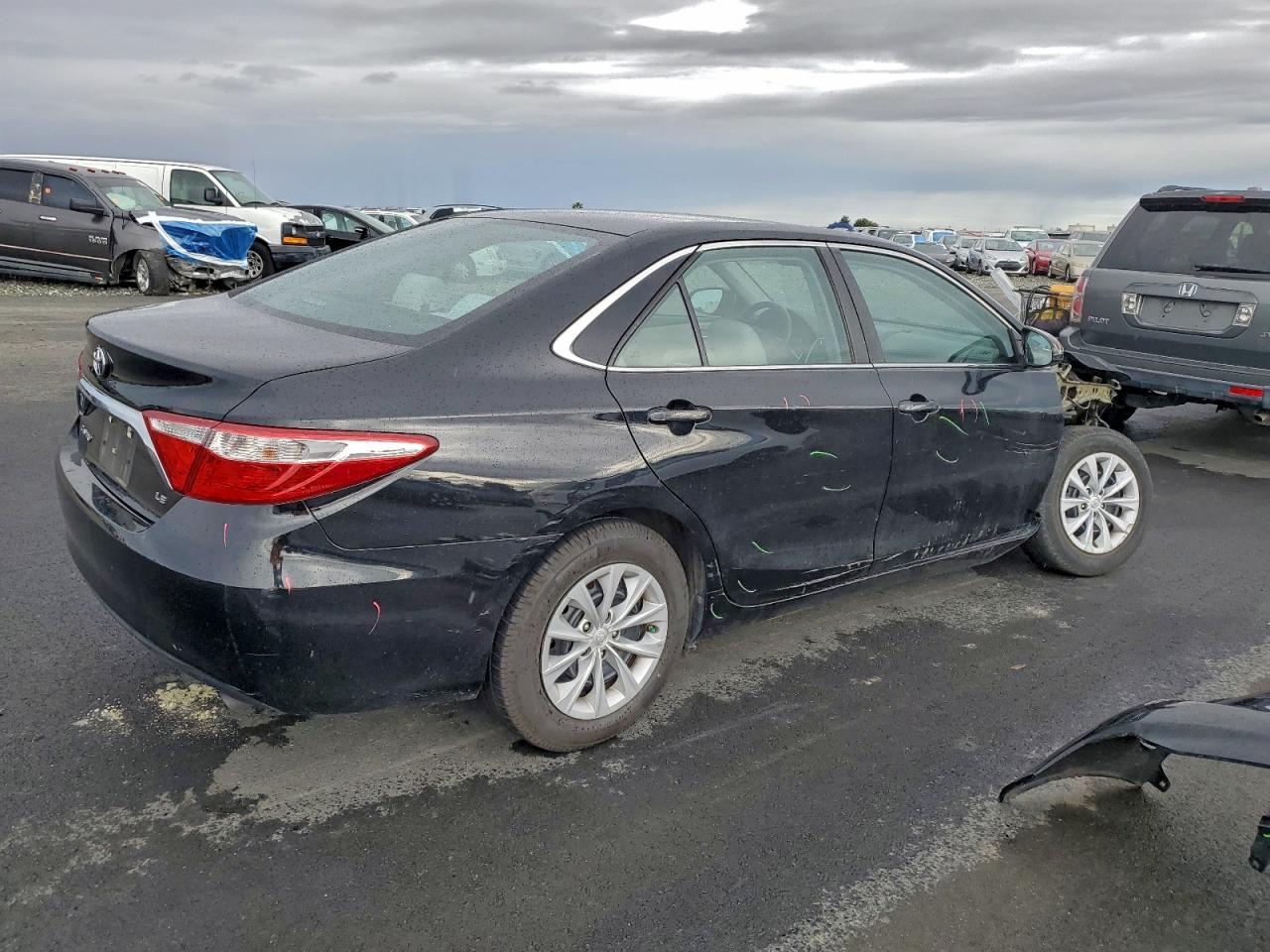 2015 TOYOTA CAMRY LE photo 3