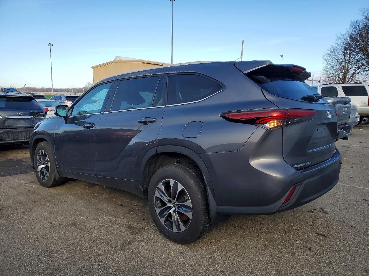 2024 TOYOTA HIGHLANDER LE photo 2
