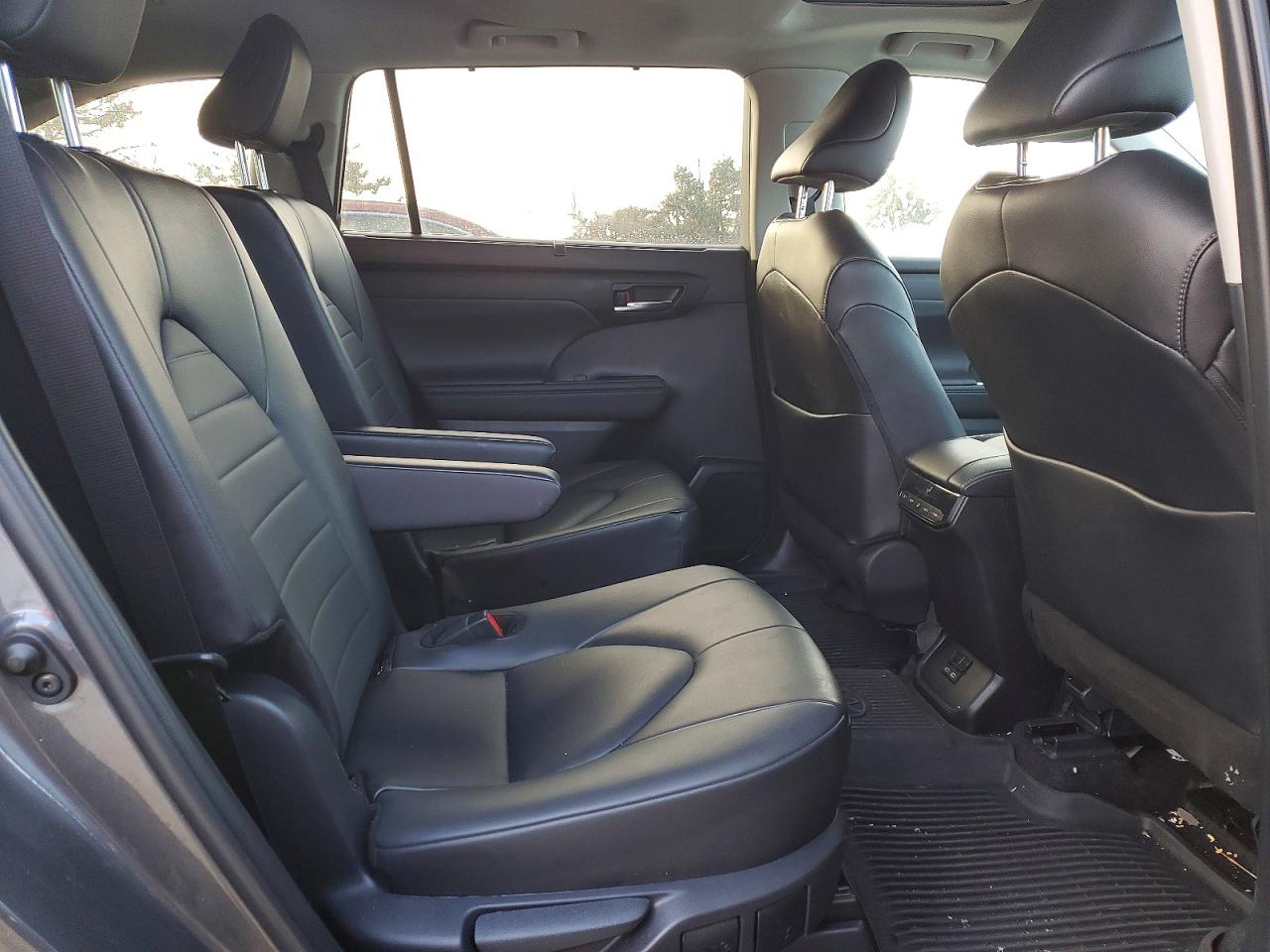 2024 TOYOTA HIGHLANDER LE photo 11