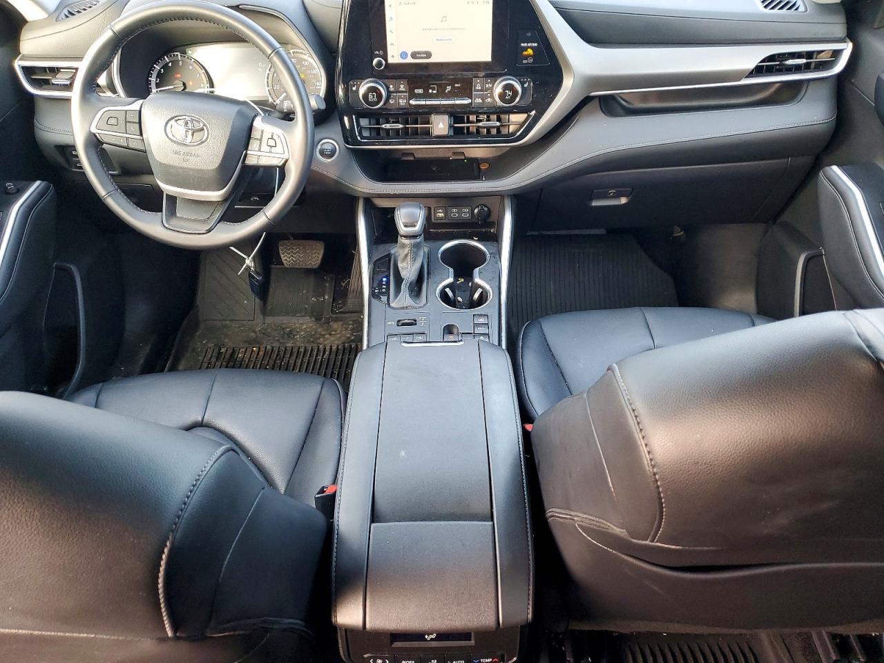 2024 TOYOTA HIGHLANDER LE photo 8