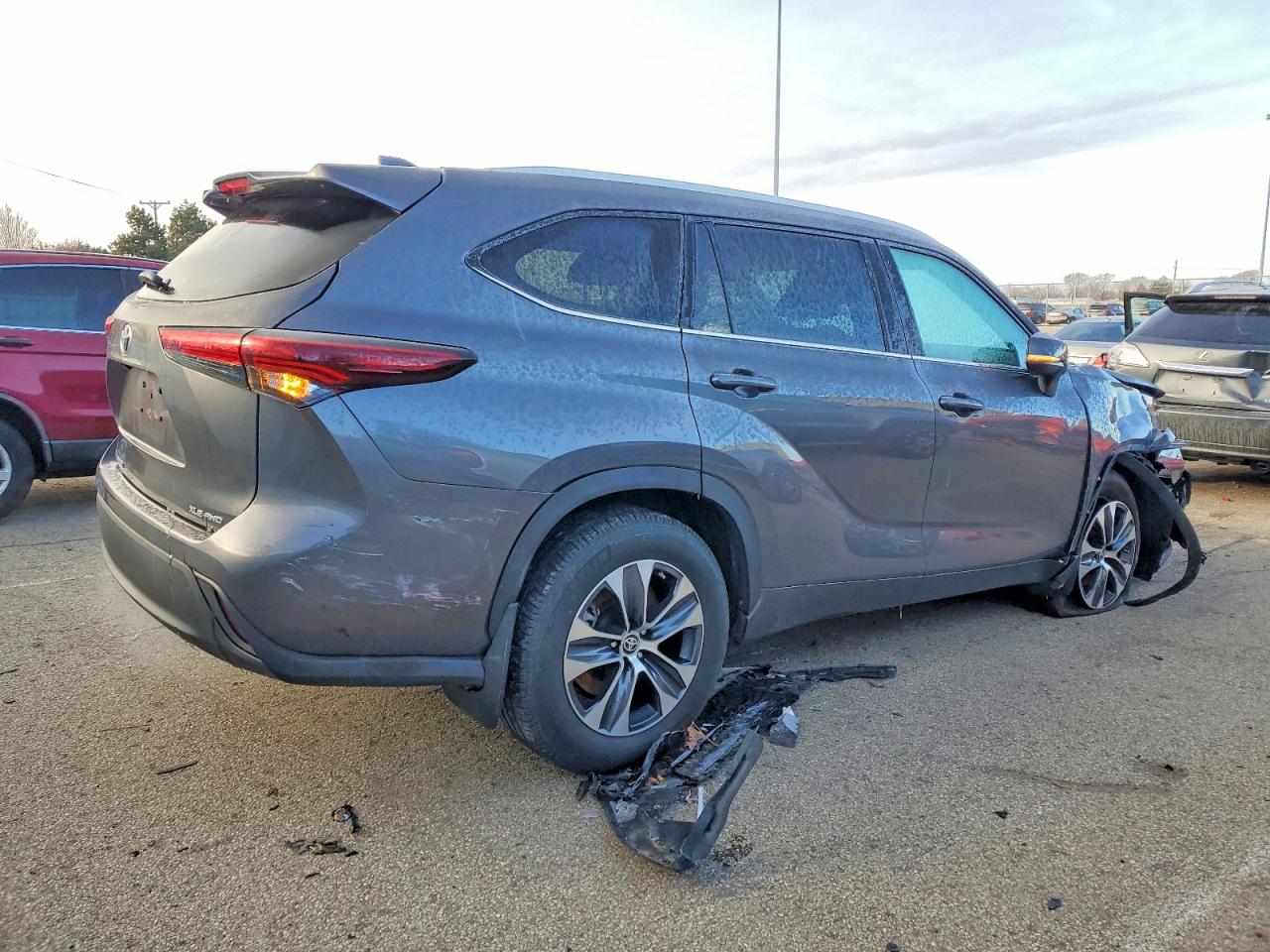 2024 TOYOTA HIGHLANDER LE photo 3