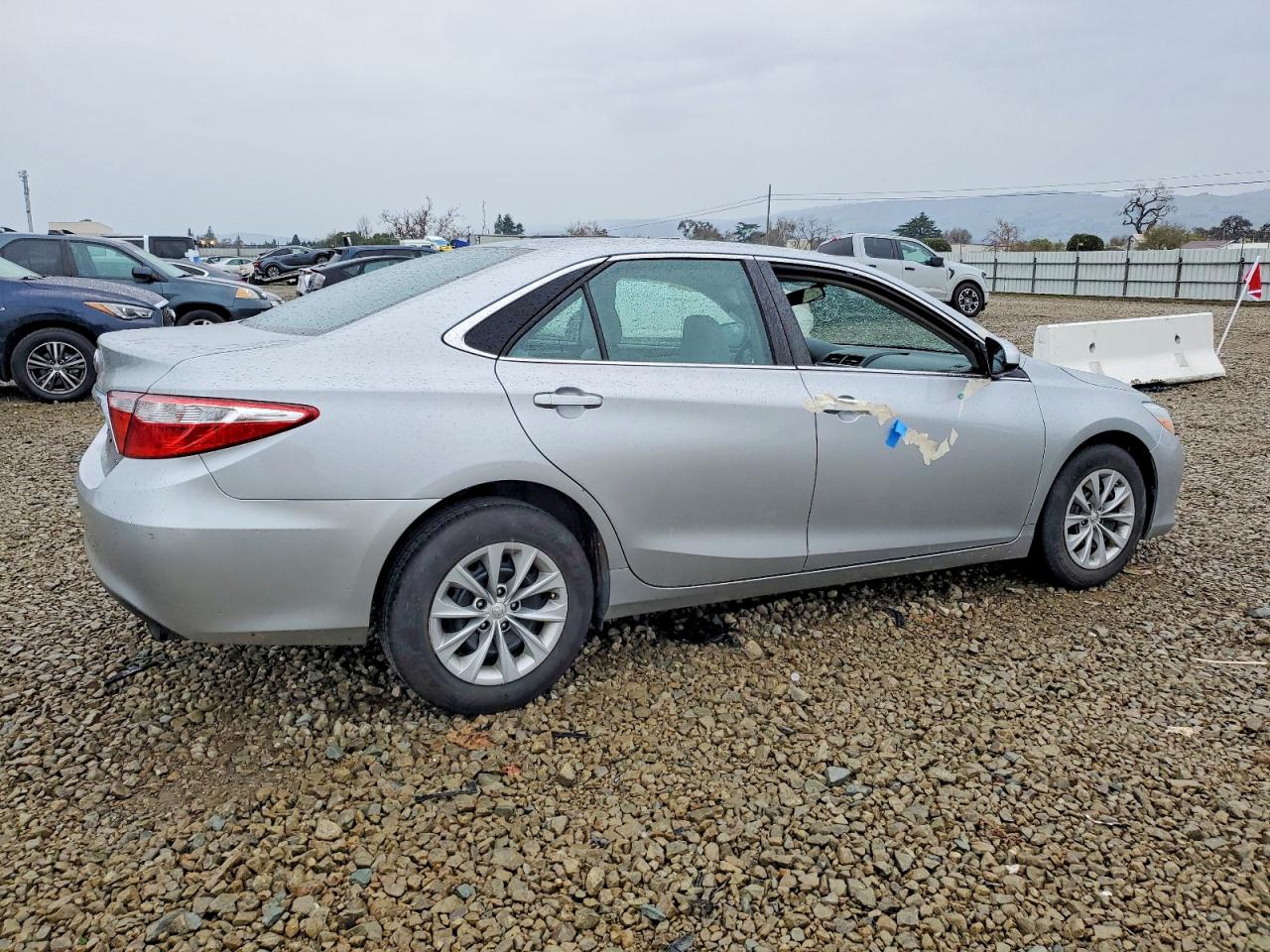 2017 TOYOTA CAMRY LE photo 3