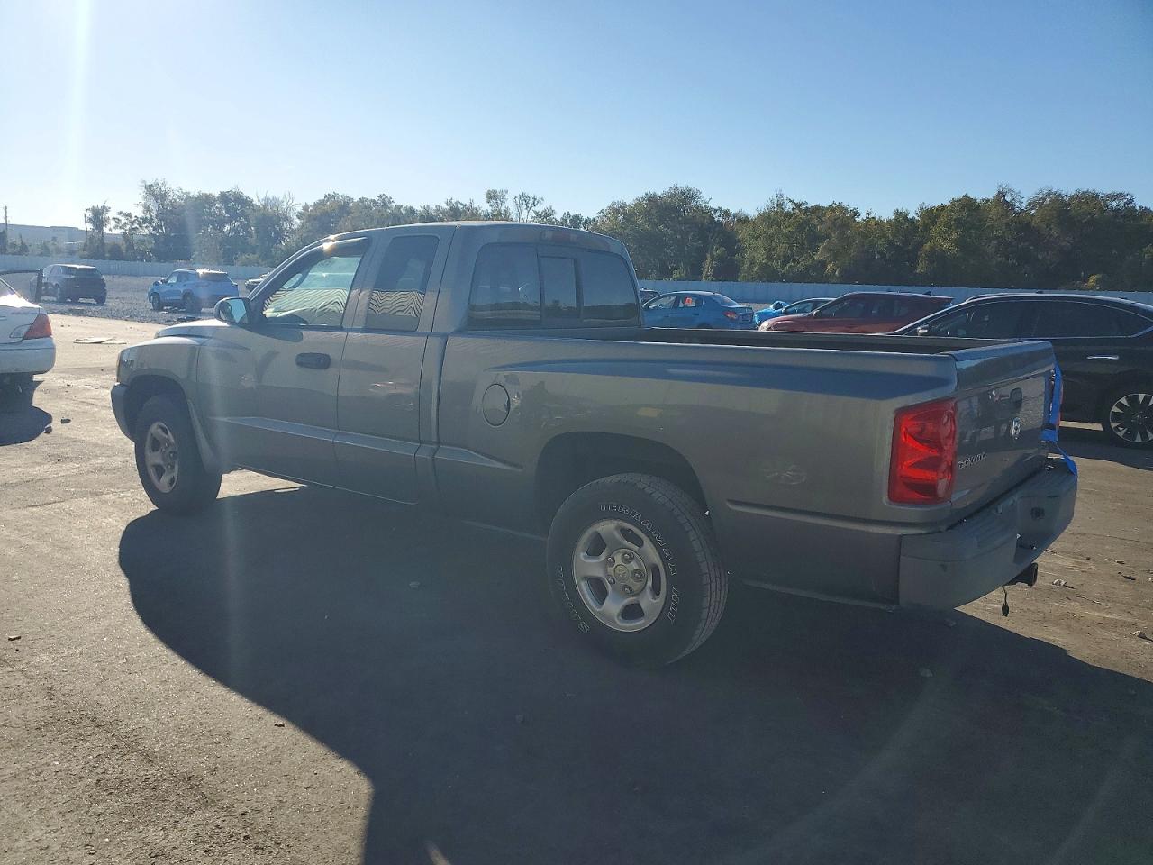 2005 DODGE DAKOTA ST photo 2