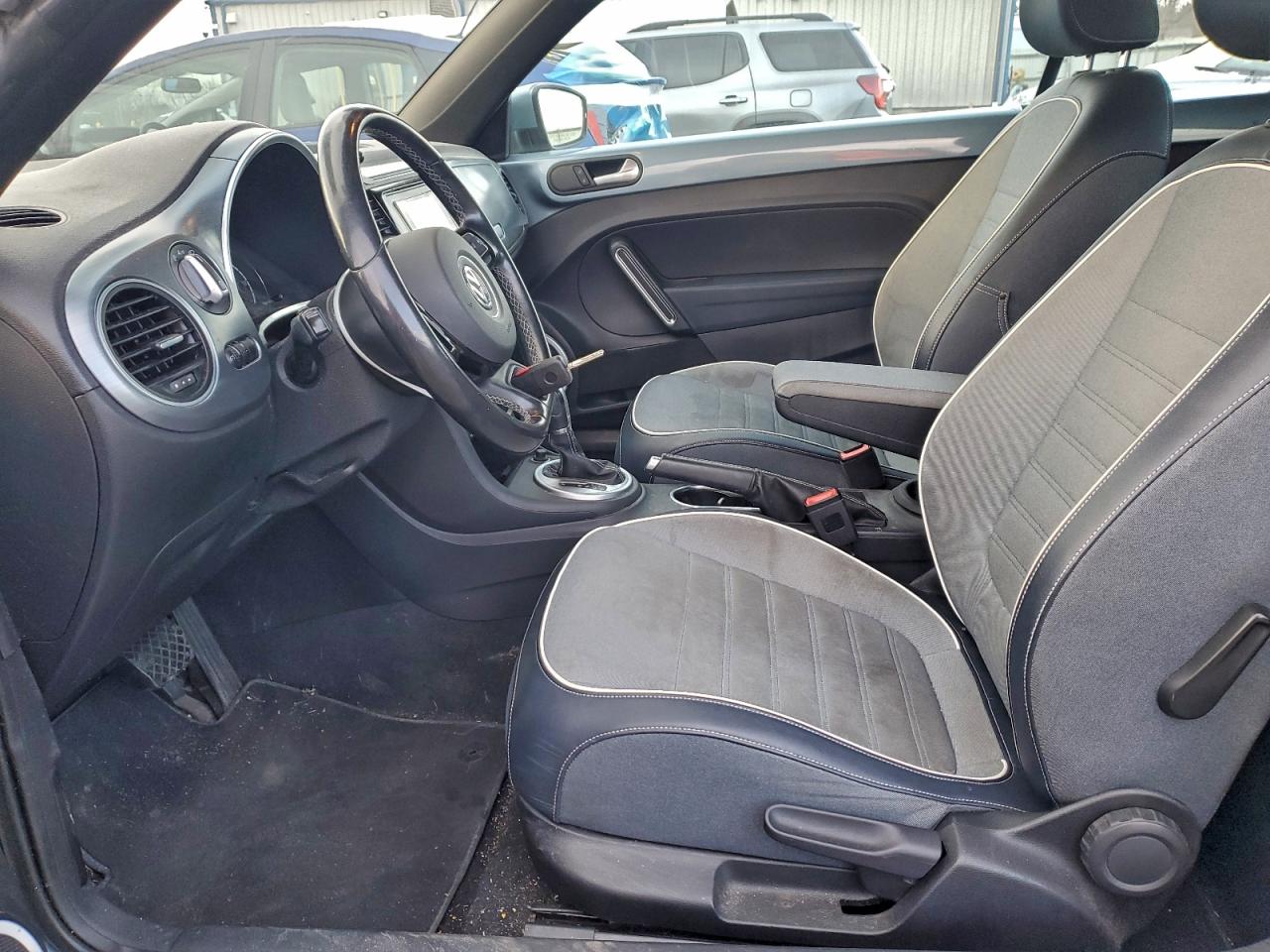 2016 VOLKSWAGEN BEETLE S/SE photo 19