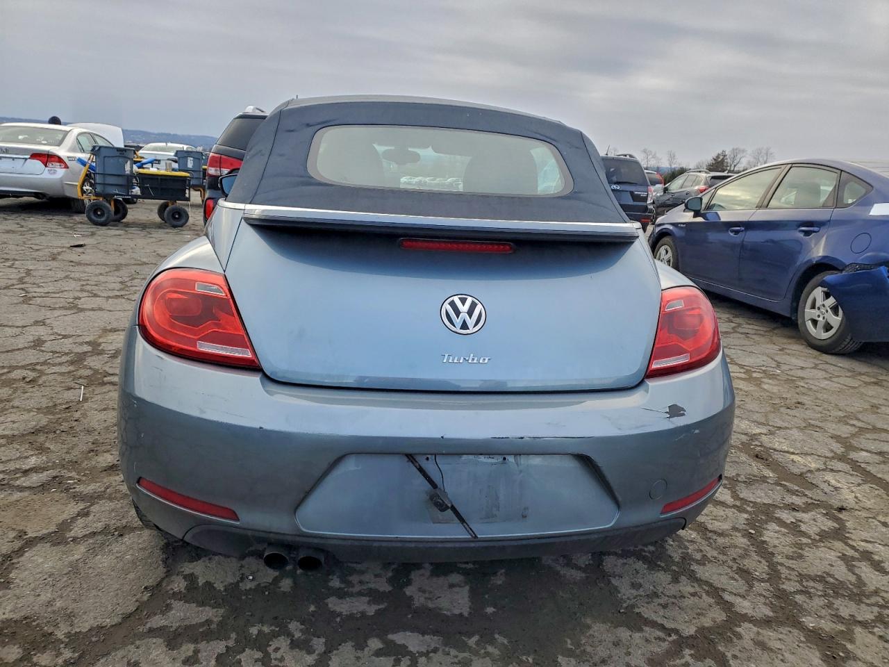 2016 VOLKSWAGEN BEETLE S/SE photo 16