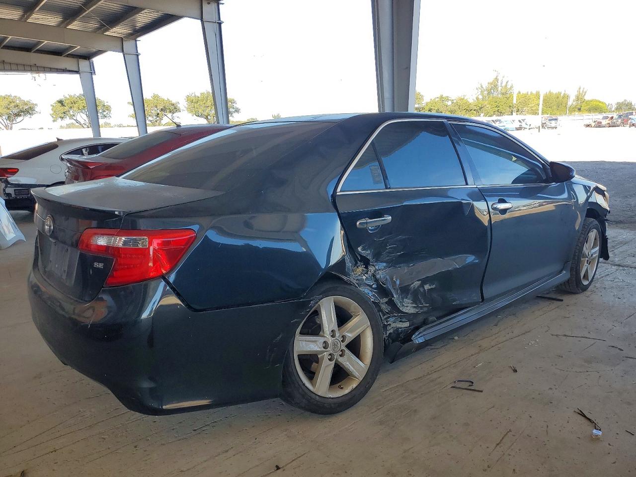 2014 TOYOTA CAMRY L photo 3