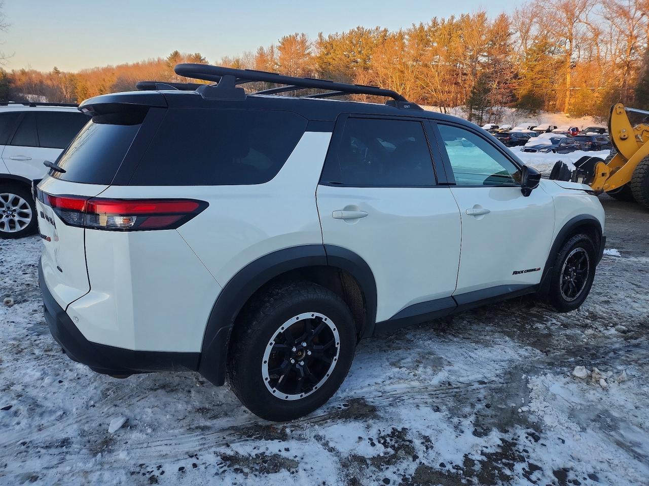2023 NISSAN PATHFINDER SV photo 3