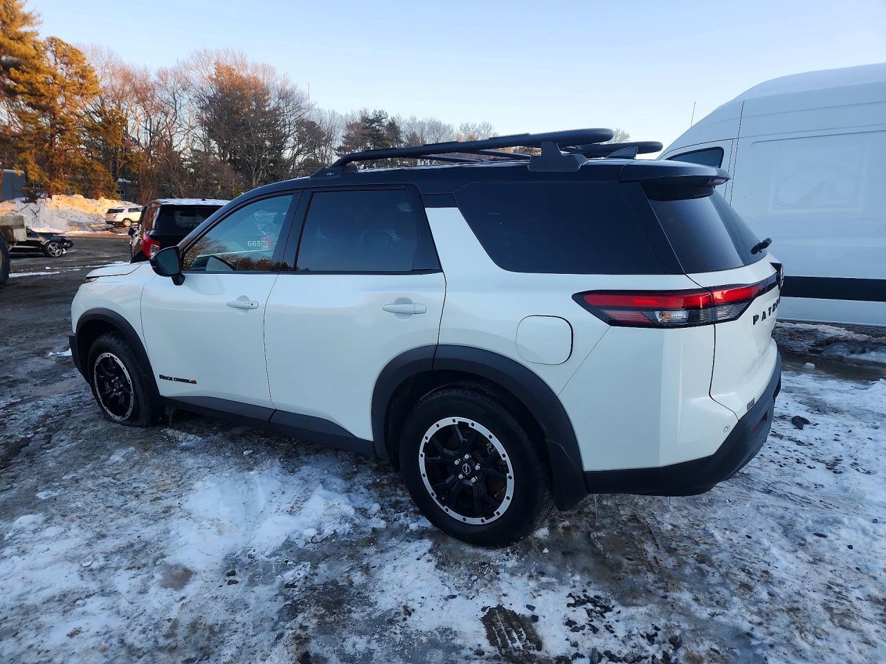 2023 NISSAN PATHFINDER SV photo 2