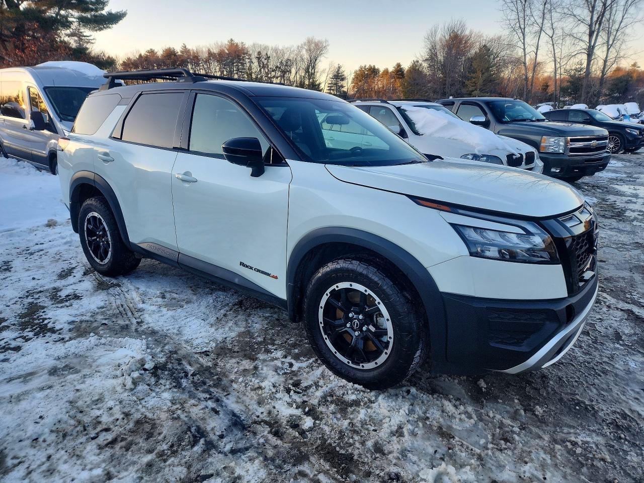 2023 NISSAN PATHFINDER SV photo 4
