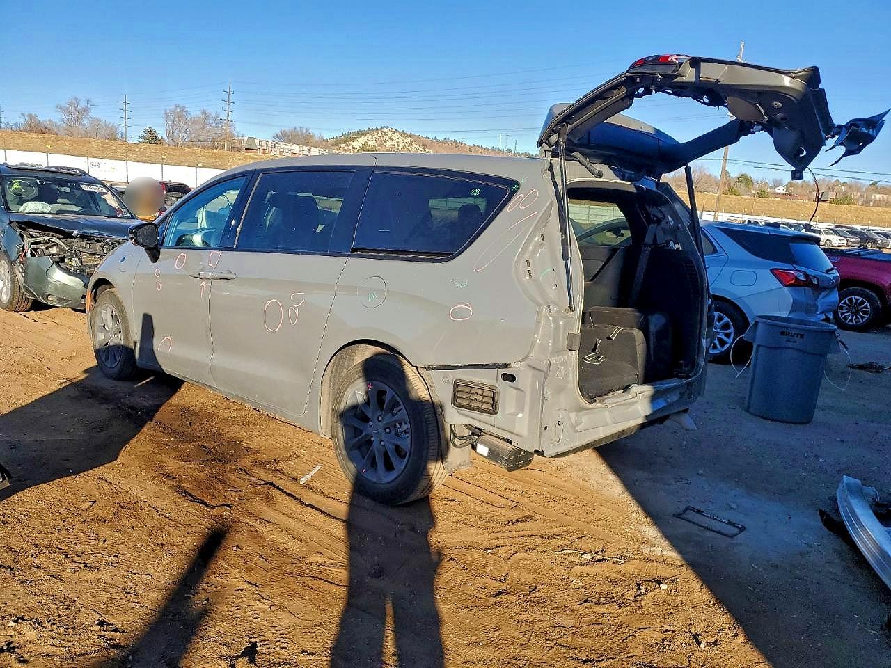 2024 CHRYSLER PACIFICA HYBRID SELECT photo 2