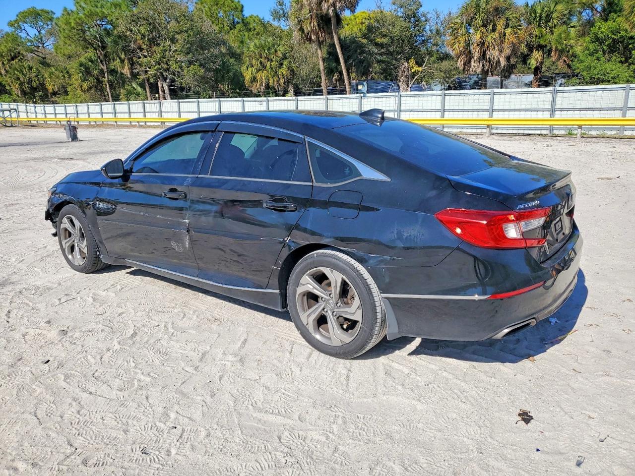 2018 HONDA ACCORD EX photo 2