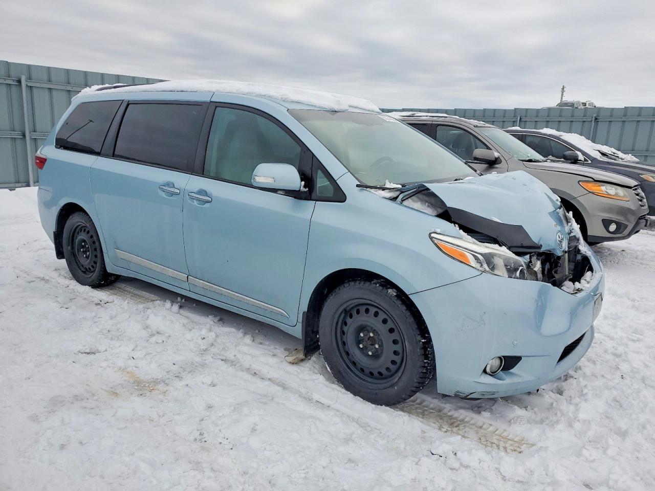 2015 TOYOTA SIENNA XLE photo 4